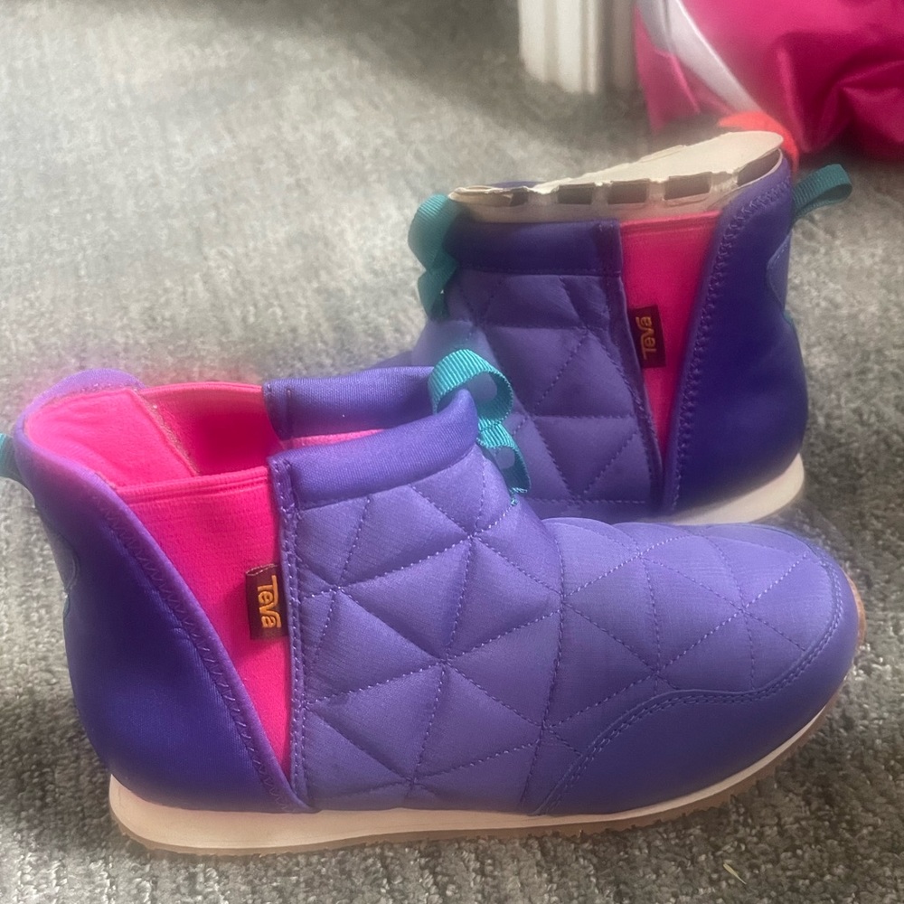 Teva kids boots/shoes new never worn no box size 3